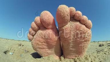 脚腿上撒着<strong>沙粒</strong>，<strong>沙粒</strong>撒在沙滩上。